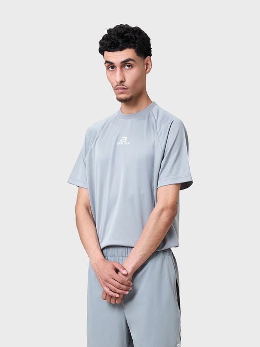 Vooraanzicht van het Banlieue Performance t-shirt in grijs gedragen door model