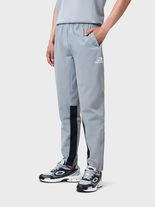 Vooraanzicht van Banlieue Performance Trackpants in grijs gedragen door model