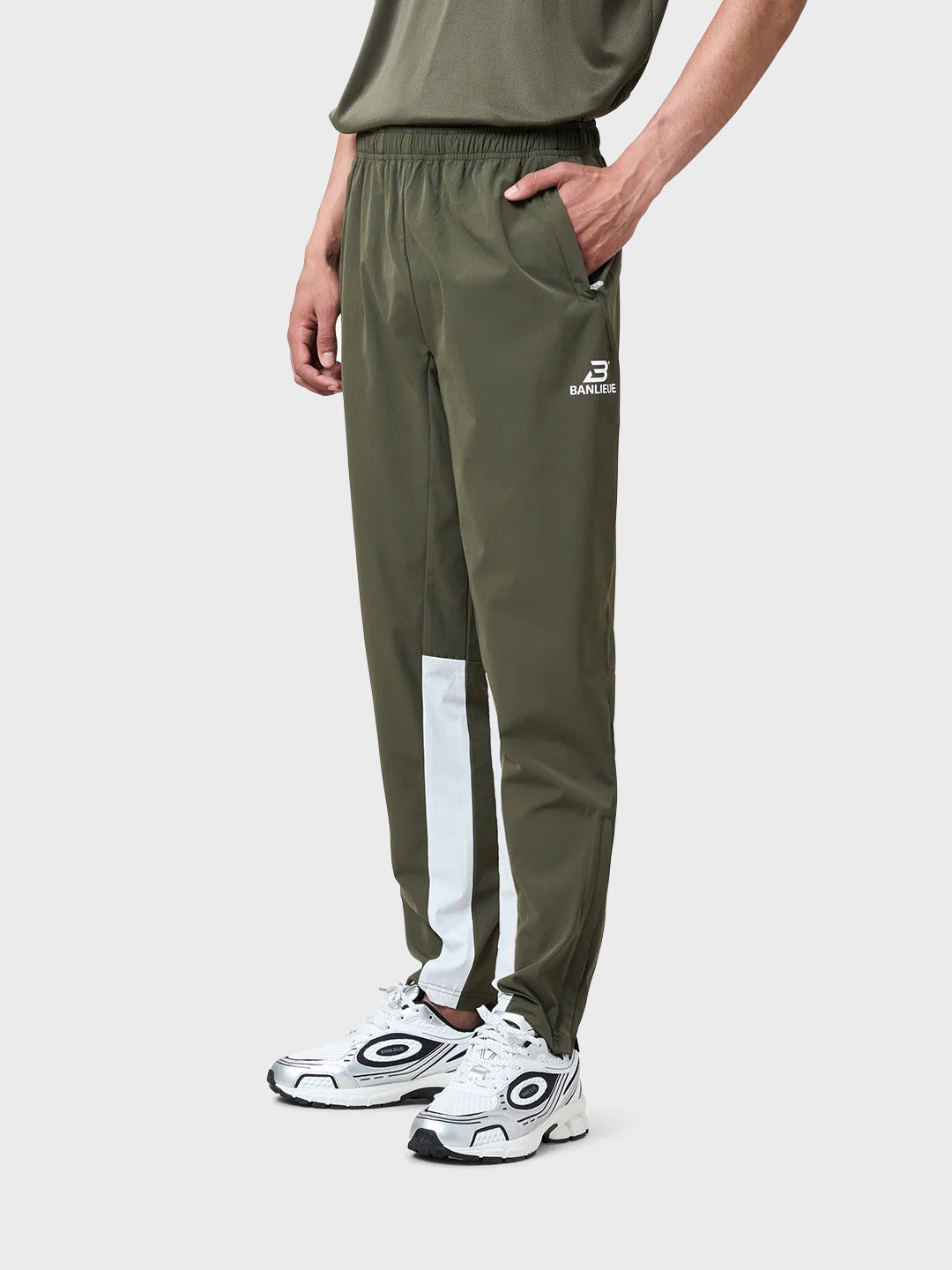 Banlieue Olive Trackpants – model voorkant