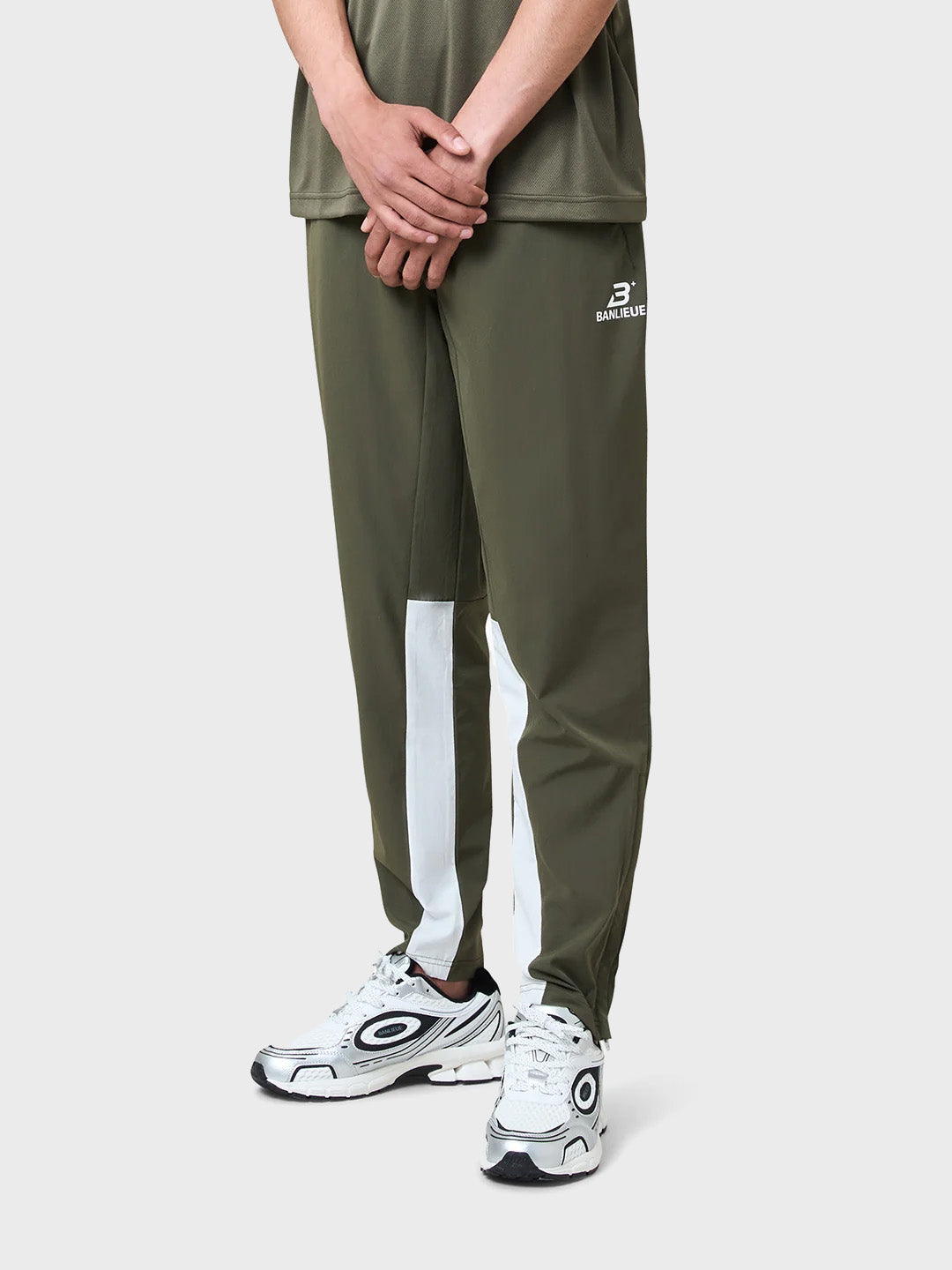 Banlieue Olive Trackpants – schuin voor model