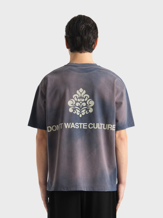 Don't Waste Culture Azemari T-Shirt Faded Navy - model achterkant