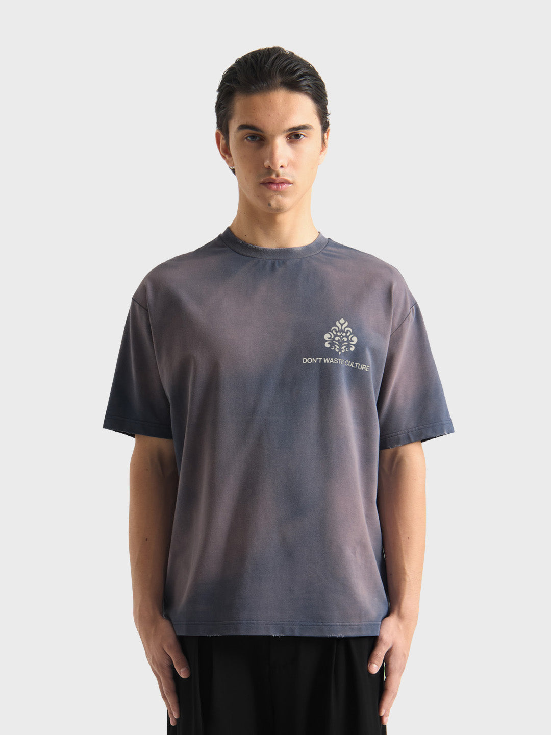 Don't Waste Culture Azemari T-Shirt Faded Navy - model voorkant