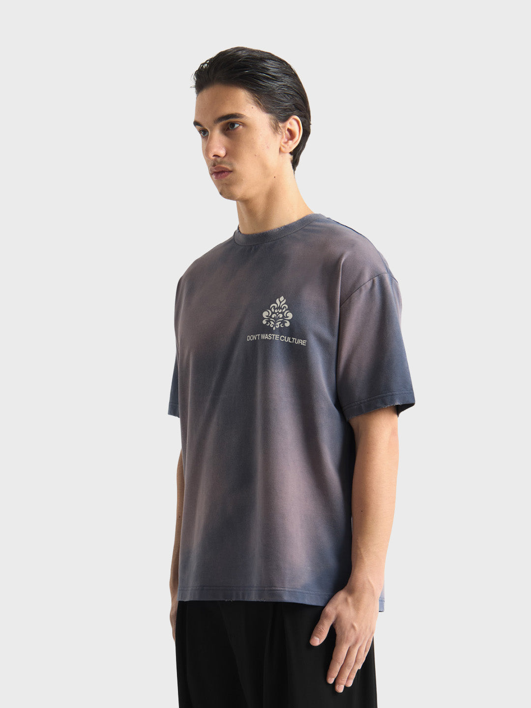 Don't Waste Culture Azemari T-Shirt Faded Navy - model zijkant