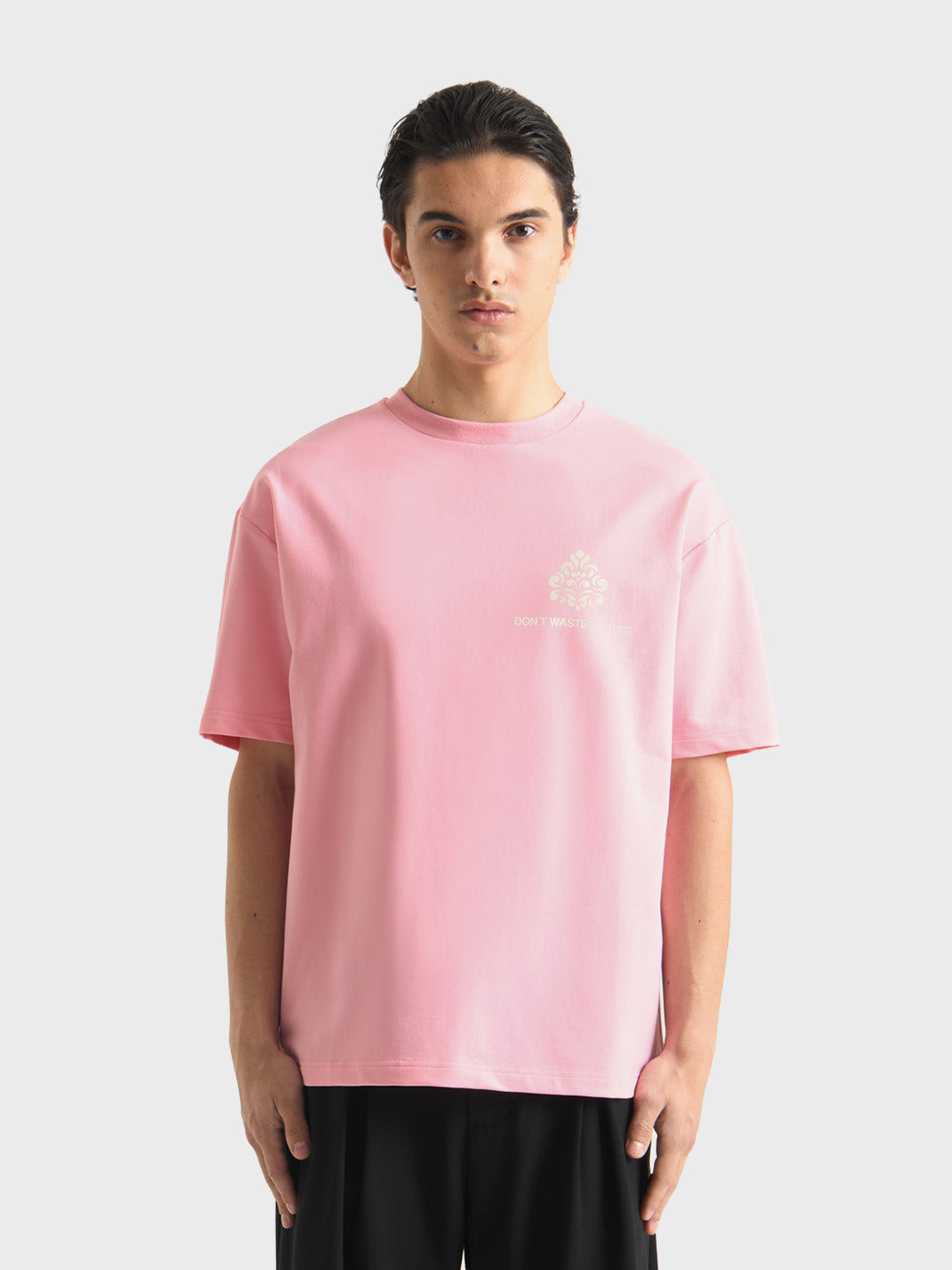 Don't Waste Culture Azemari T-Shirt Pink - voorkant model