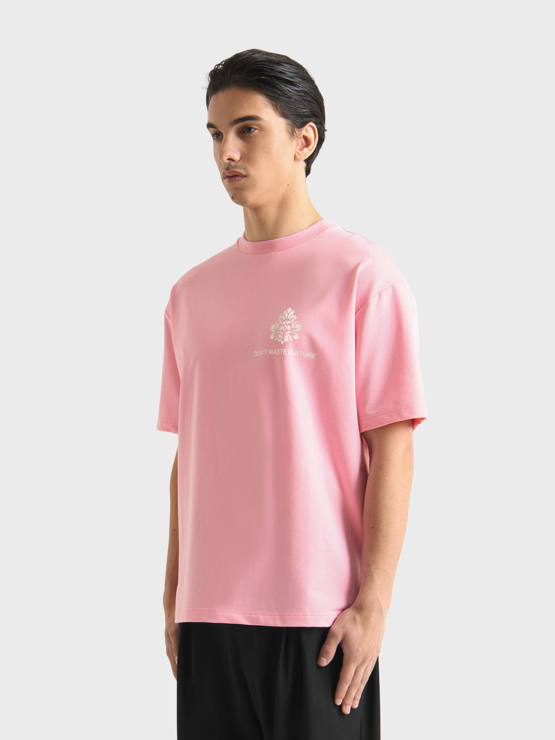 Don't Waste Culture Azemari T-Shirt Pink - zijkant model
