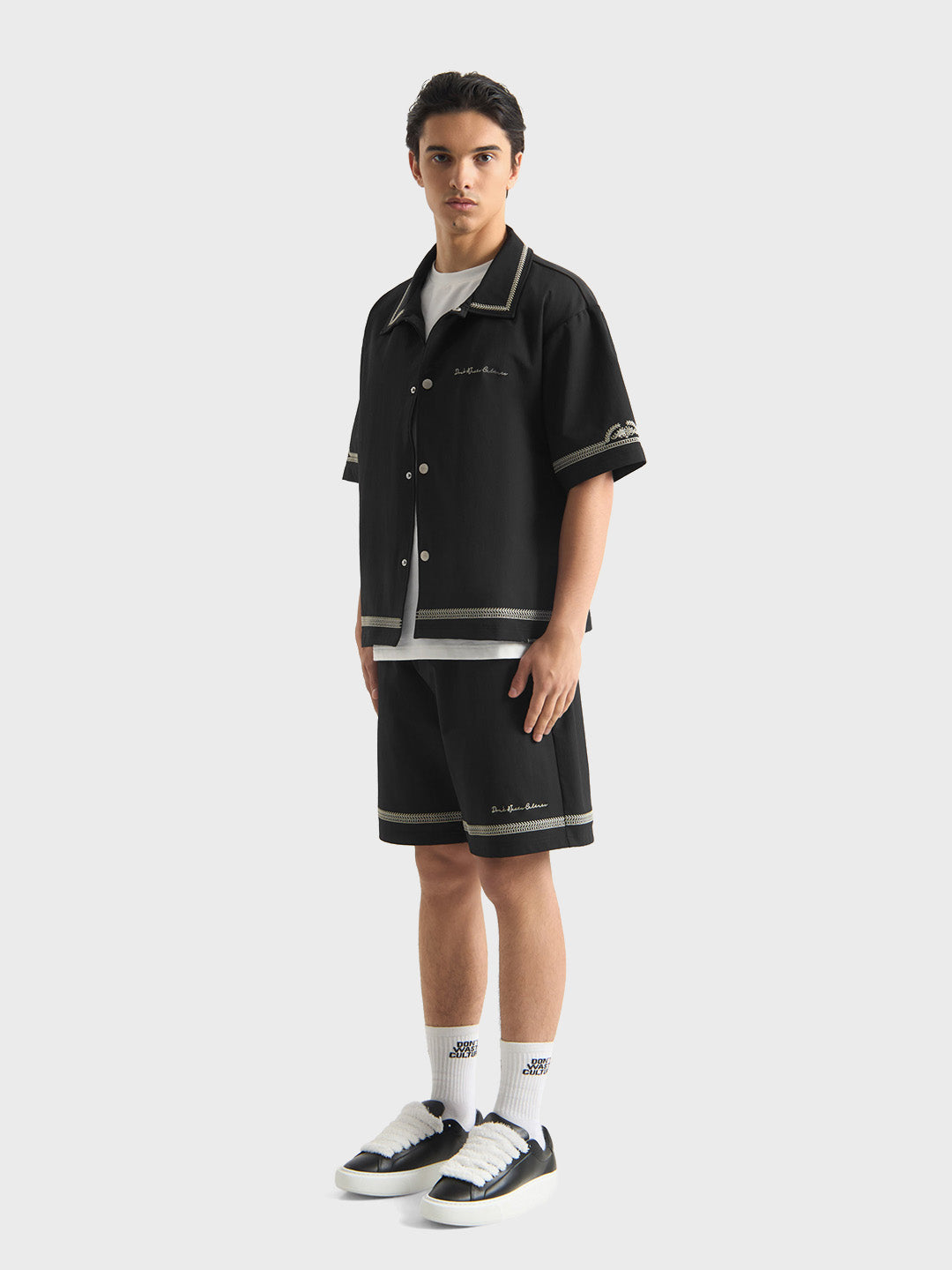 Don't Waste Culture Benoka Shirt Black - full outfit met bijpassende shorts zijkant