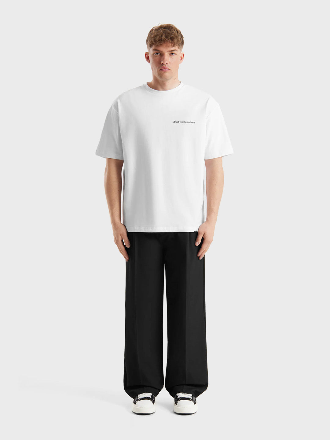 Don’t Waste Culture Cleo T-Shirt Wit – model voorkant