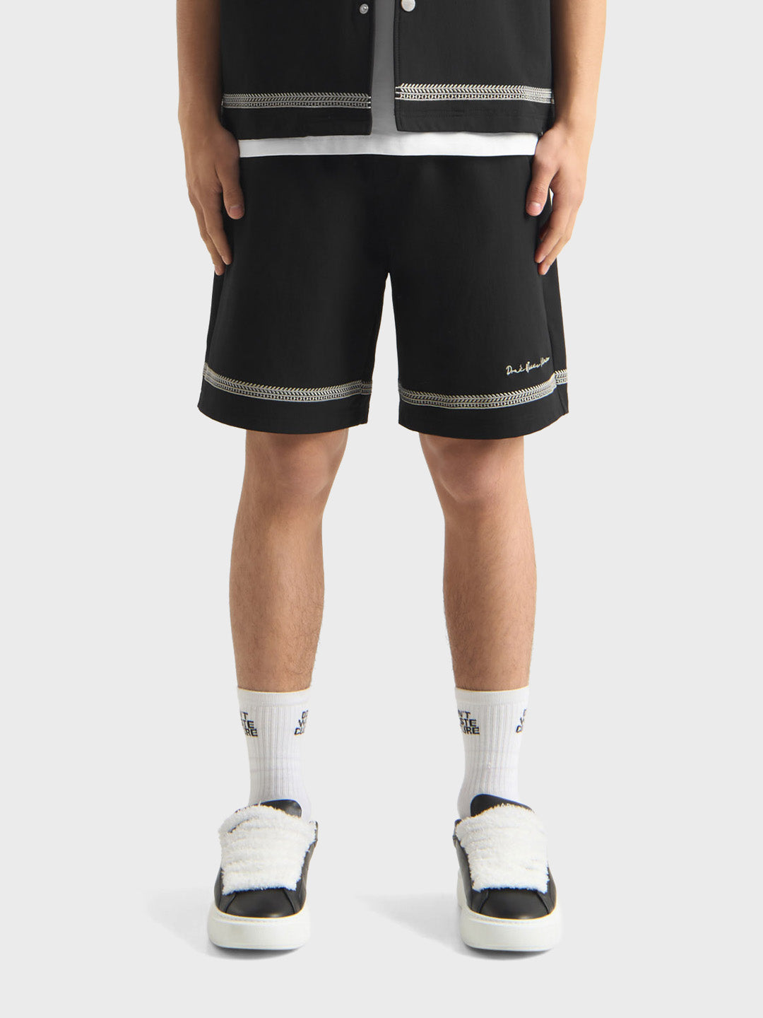 Don't Waste Culture Enkira Shorts Black - voorkant model