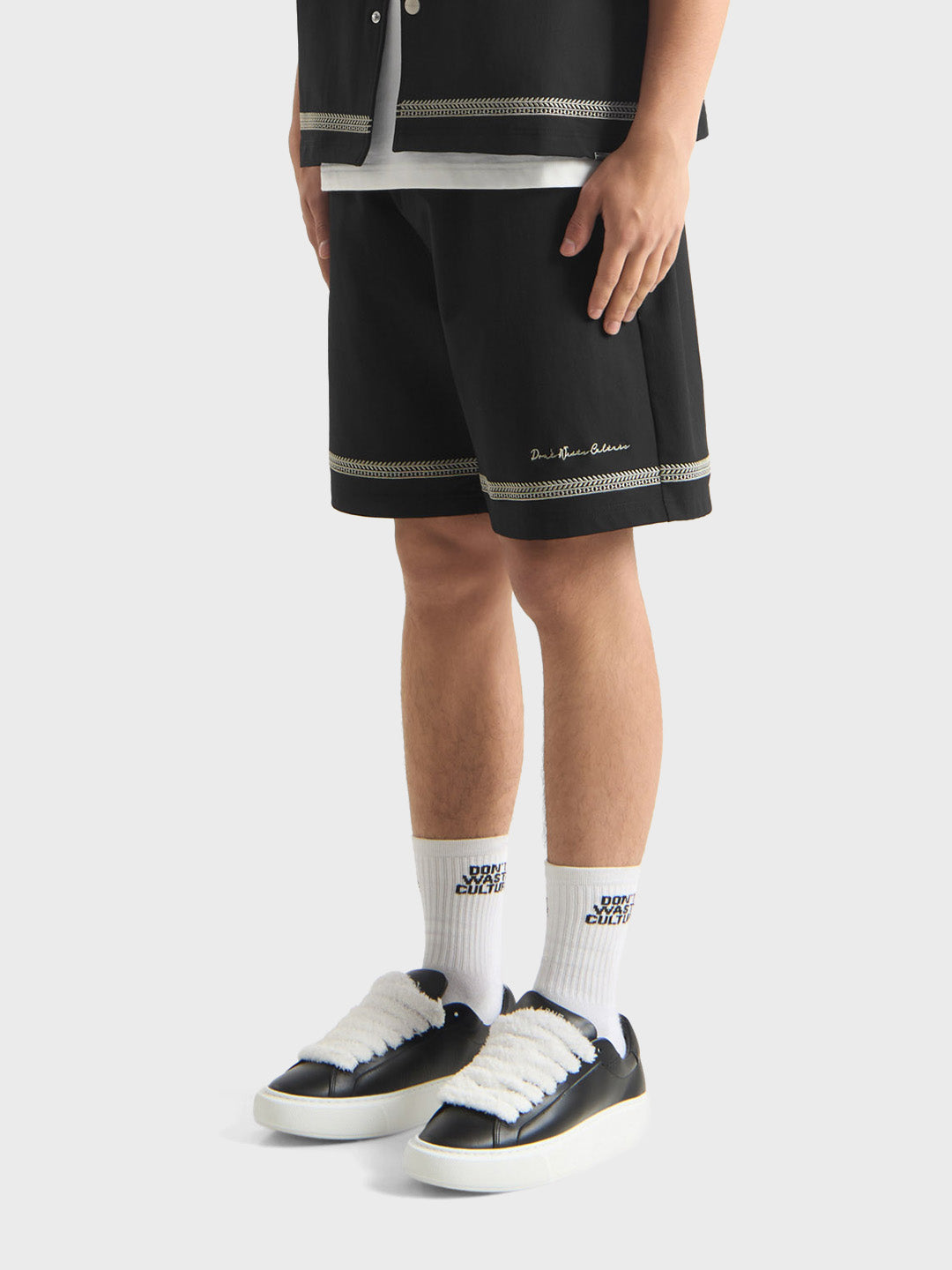 Don't Waste Culture Enkira Shorts Black - zijkant model