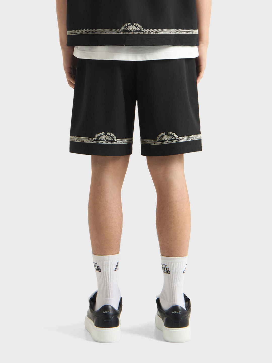 Don't Waste Culture Enkira Shorts Black - achterkant model