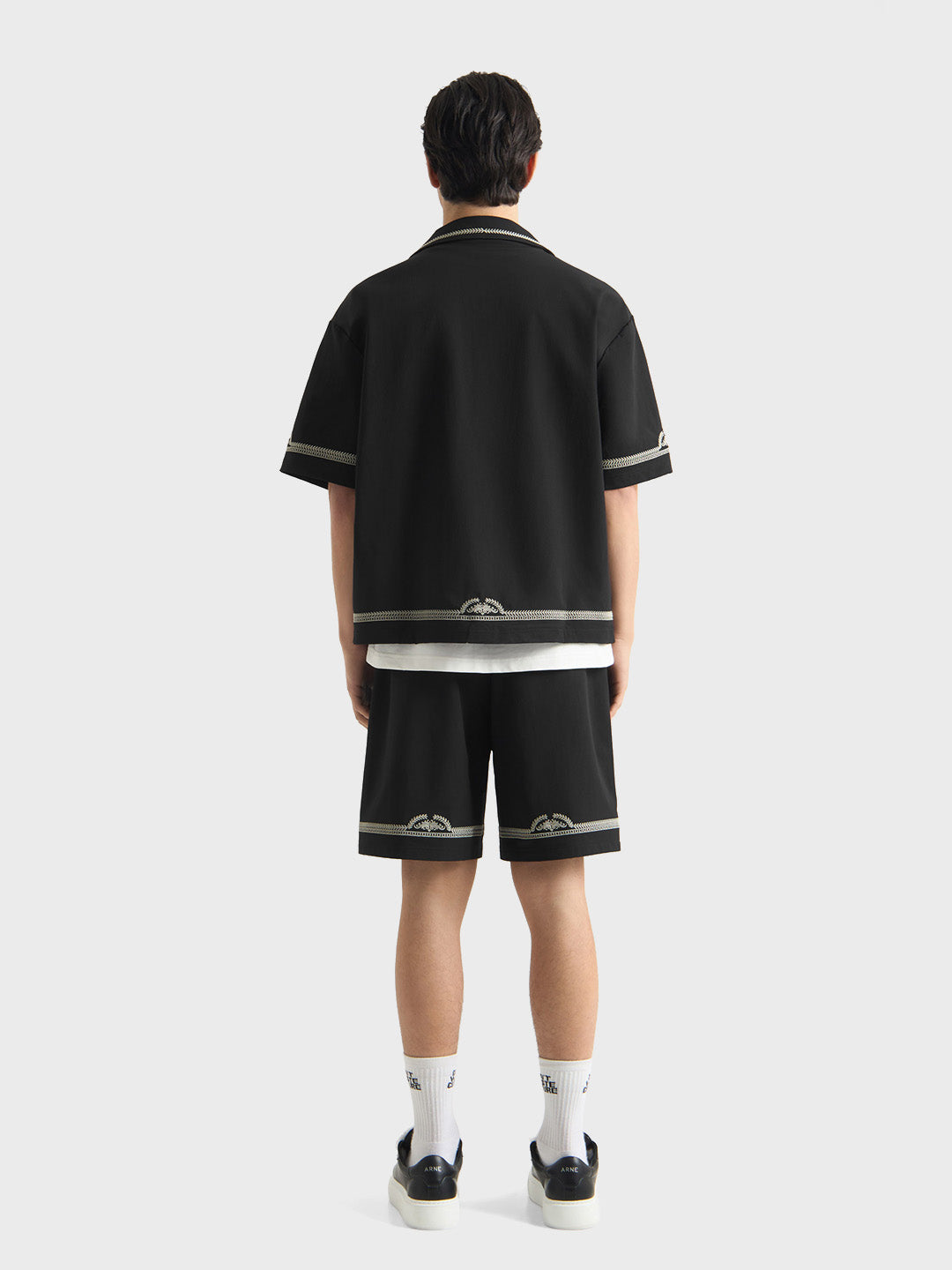 Don't Waste Culture Enkira Shorts Black - achterkant model full outfit