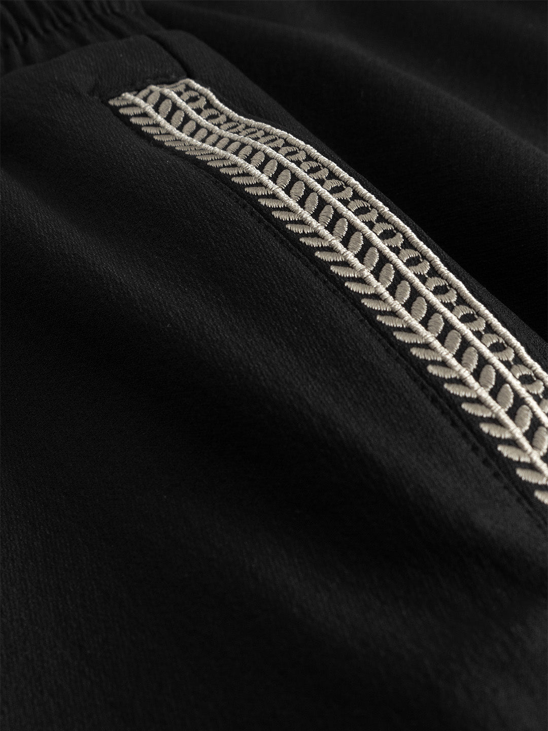 Don't Waste Culture Enkira Shorts Black - close-up borduring