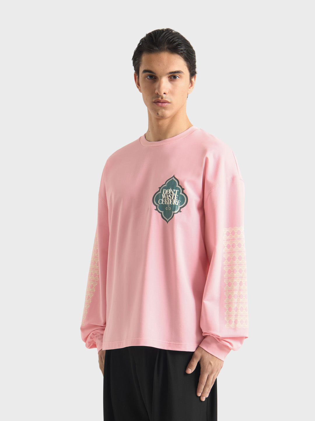 Don't Waste Culture Himariyu Longsleeve Pink - zijkant model