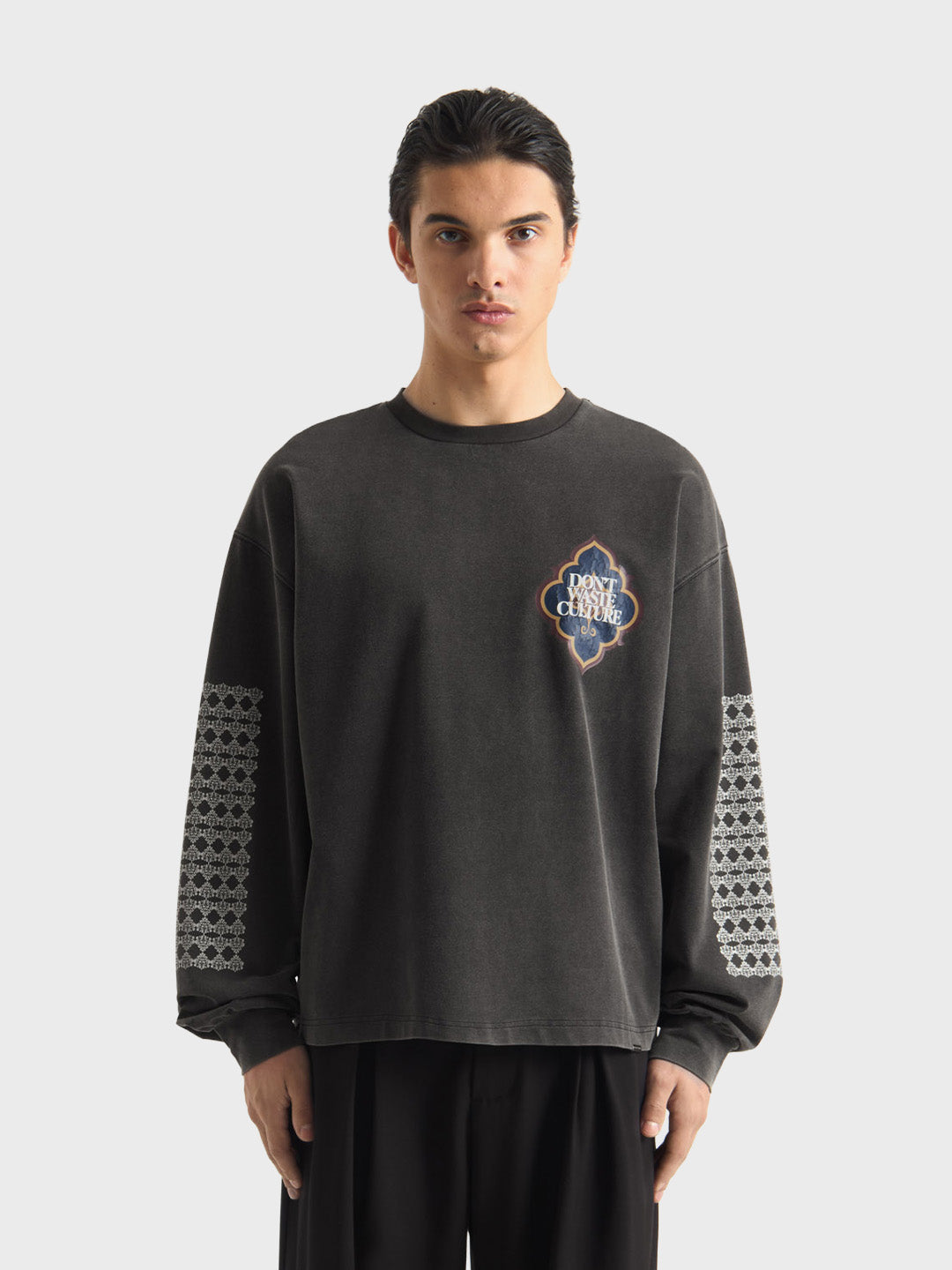 Don't Waste Culture Himariyu Longsleeve Washed Black - voorkant model