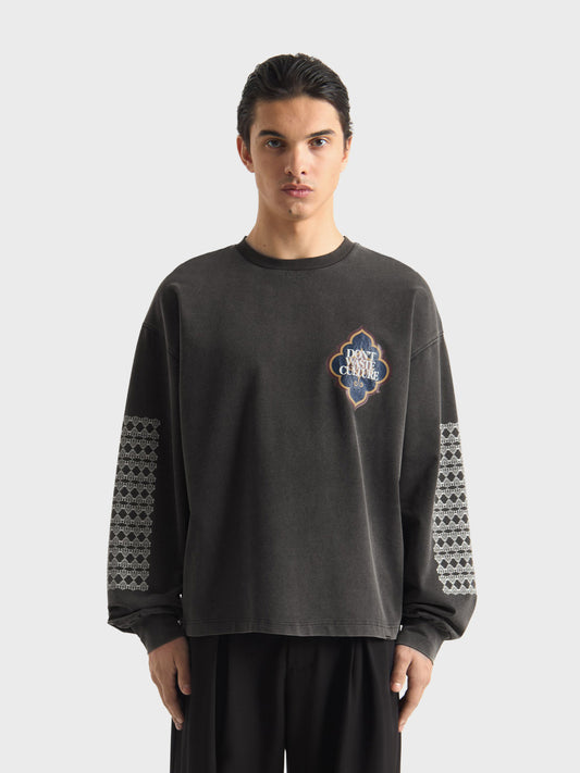 Don't Waste Culture Himariyu Longsleeve Washed Black - voorkant model