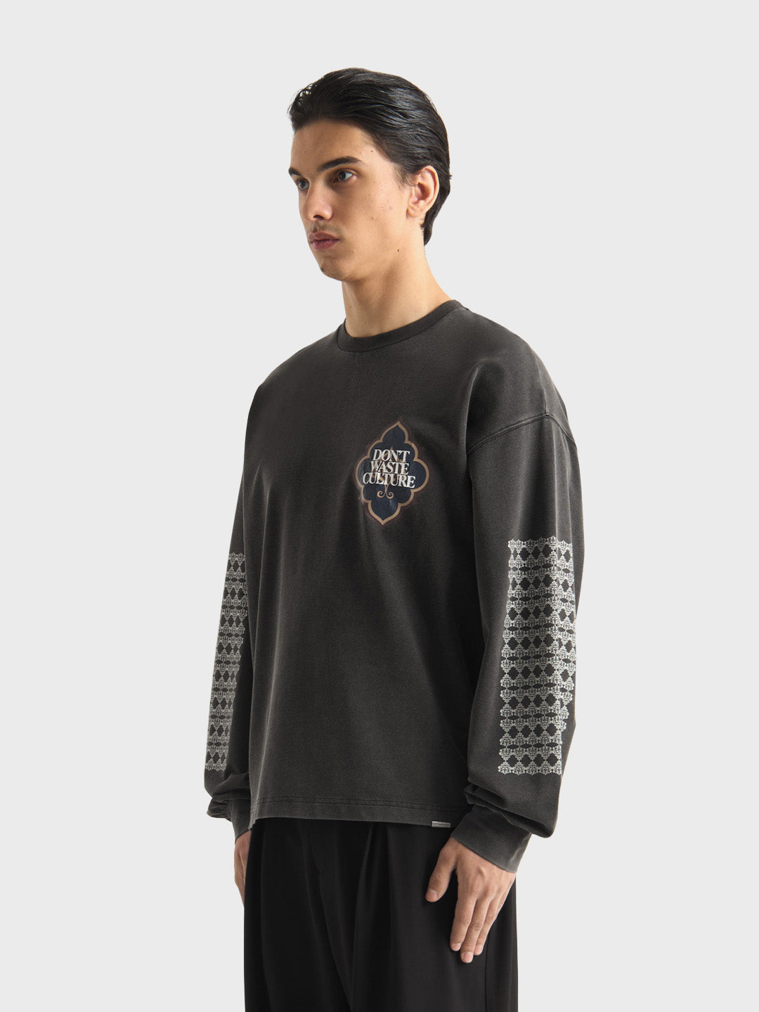 Don't Waste Culture Himariyu Longsleeve Washed Black - zijkant model