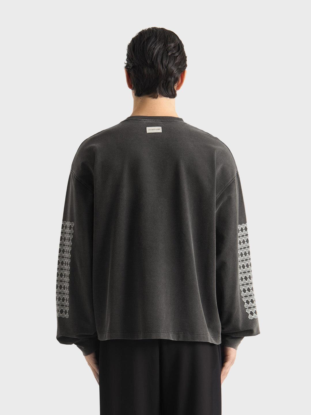 Don't Waste Culture Himariyu Longsleeve Washed Black - achterkant model