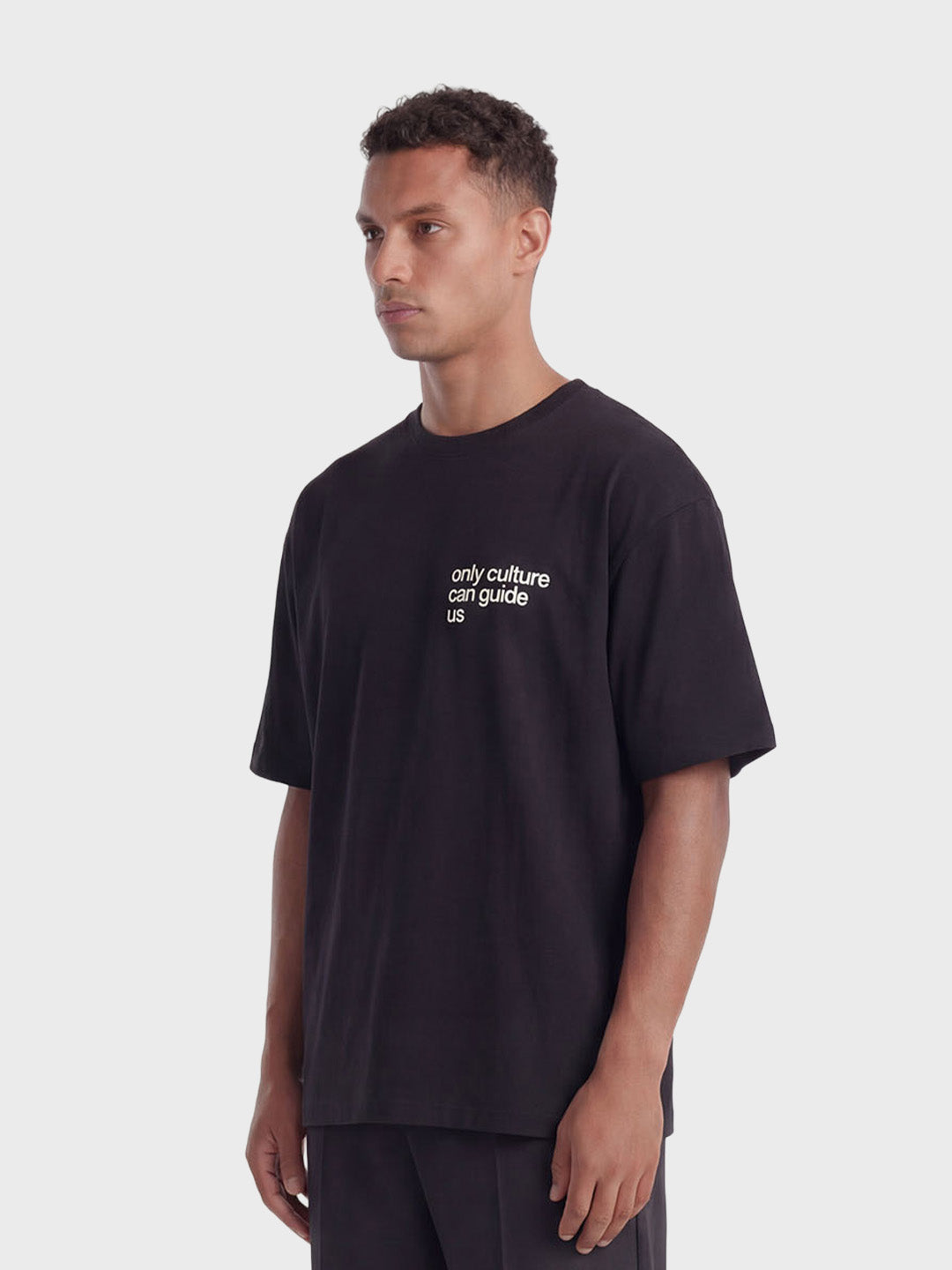 Don't Waste Culture Oshimi T-Shirt Black - zijkant model
