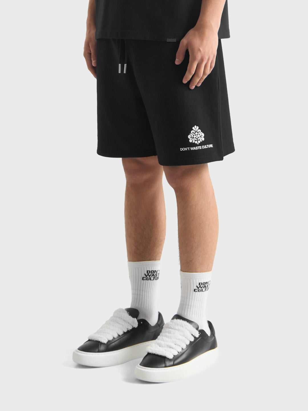 Don't Waste Culture Renaya Shorts Black - zijkant model