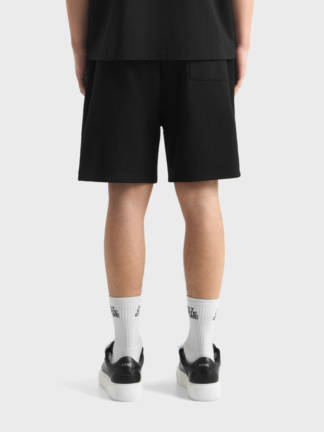 Don't Waste Culture Renaya Shorts Black - achterkant model