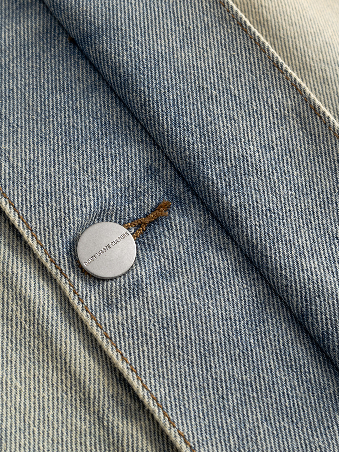 Don't Waste Culture Trenwyn Denim Overshirt Sand Pale - close-up spijkerstof