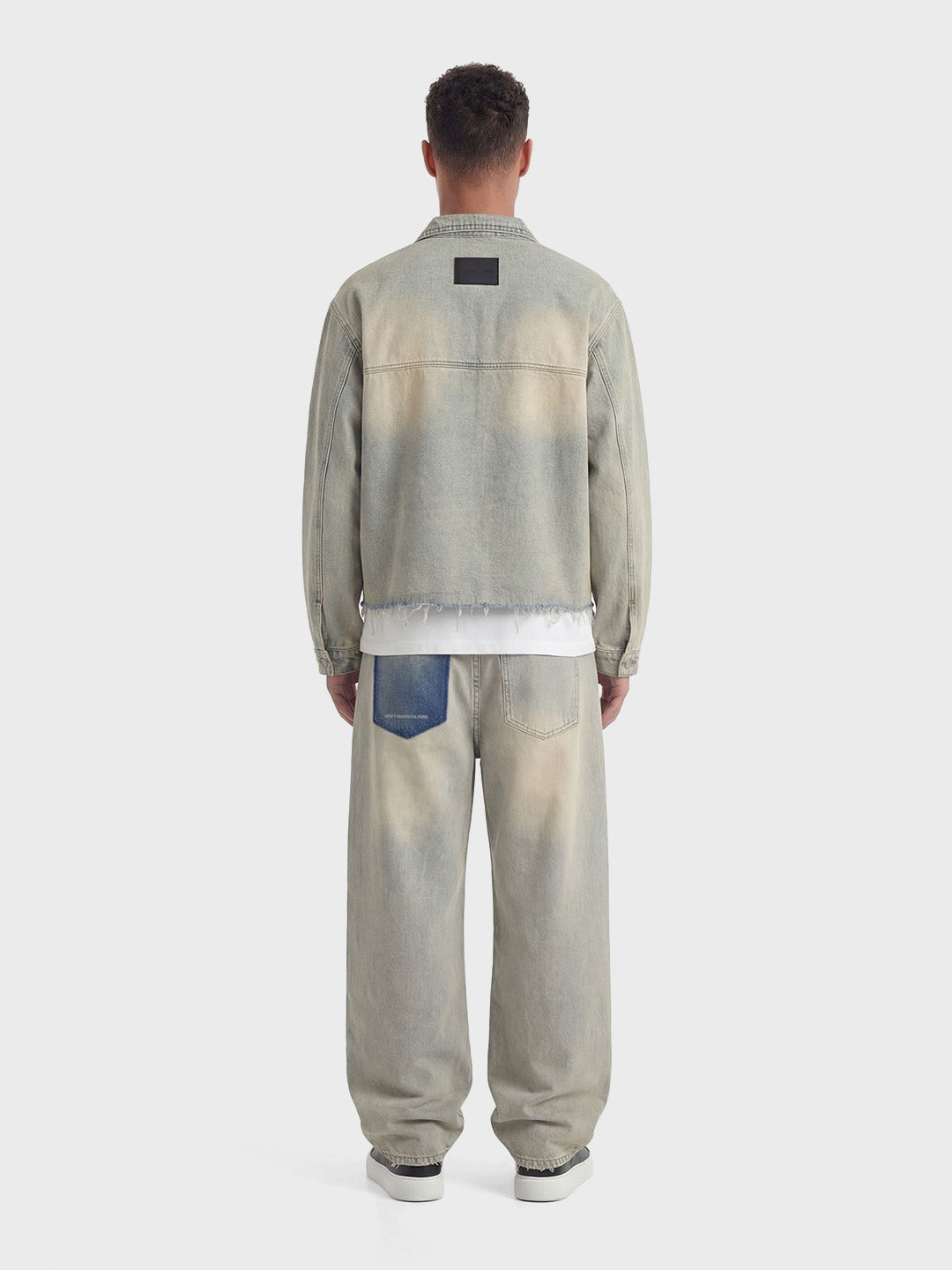 Don't Waste Culture Ulmira Baggy Jeans Sand Pale - full outfit zijkant model