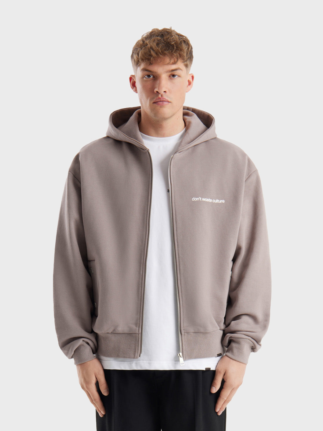 Model draagt DWC Ale Zip Hoodie in Warm Grey