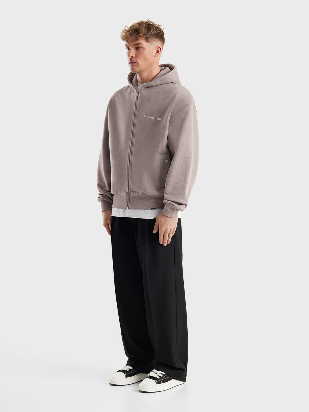 Don't Waste Culture Ale Zip Hoodie in Warm Grey, gedragen met zwarte broek