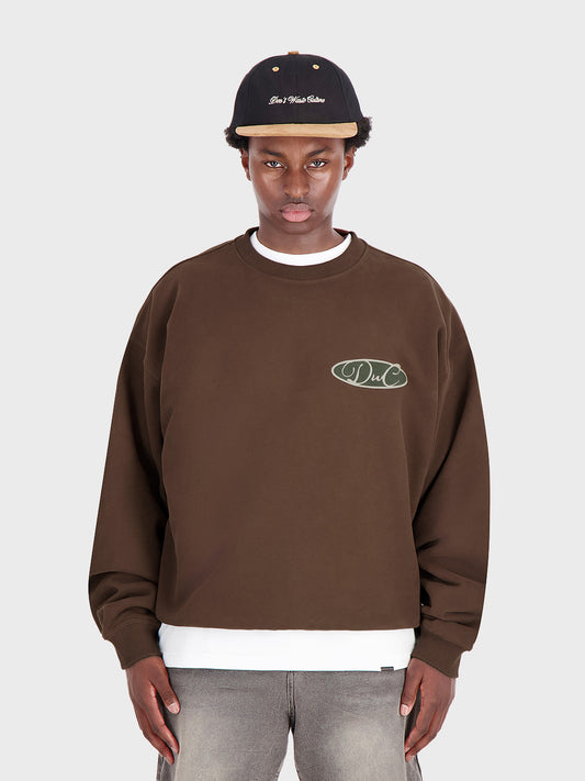 Model draagt Don't Waste Culture Anira Crewneck Sweater in Brown