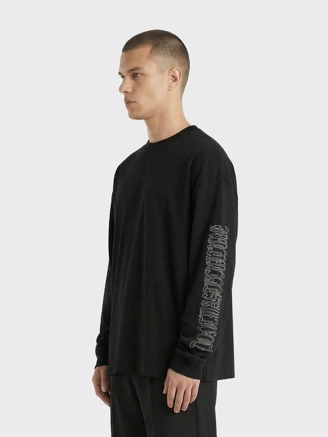 Don’t Waste Culture Arturo Longsleeve zwart model schuin voor