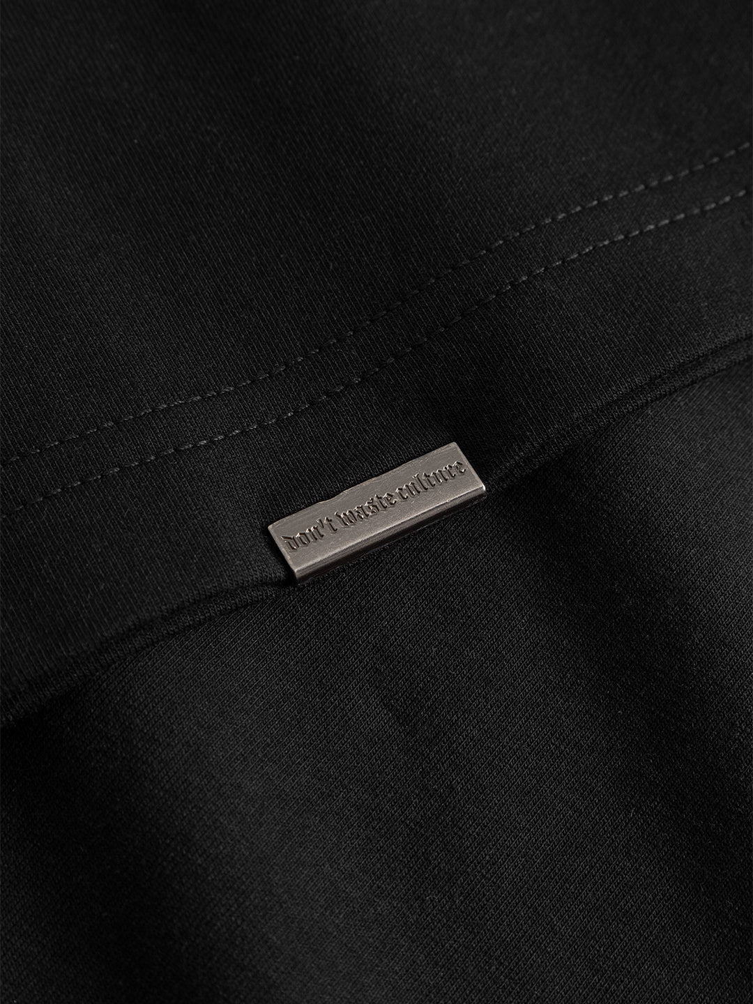 Close-up stof en metalen label Don’t Waste Culture Azemari T-Shirt