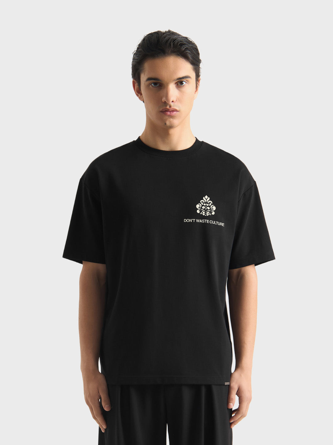 Don’t Waste Culture Azemari T-Shirt Black - model voorkant
