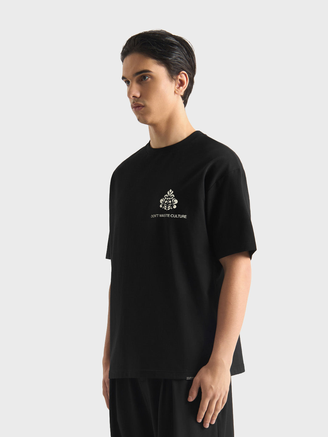 Don’t Waste Culture Azemari T-Shirt Black - model zijkant