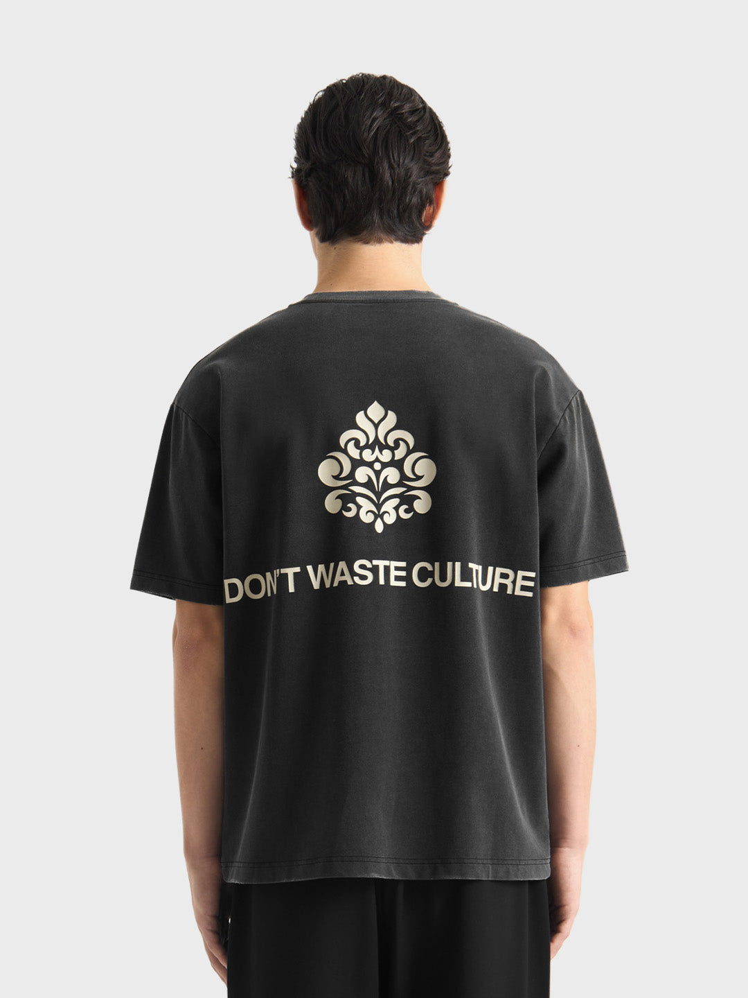 Don’t Waste Culture Azemari T-Shirt Washed Black - model achterkant