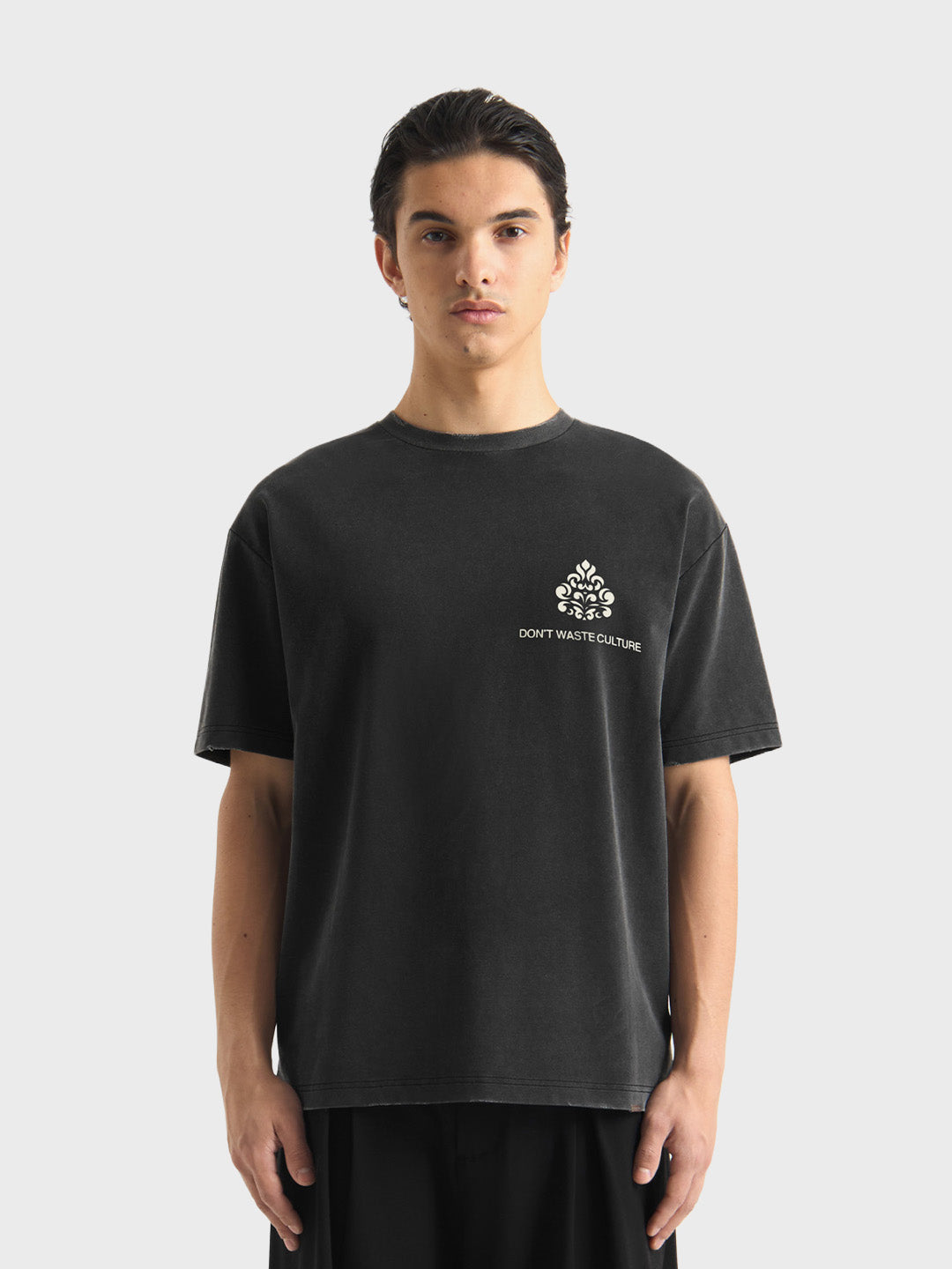 Don’t Waste Culture Azemari T-Shirt Washed Black - model voorkant