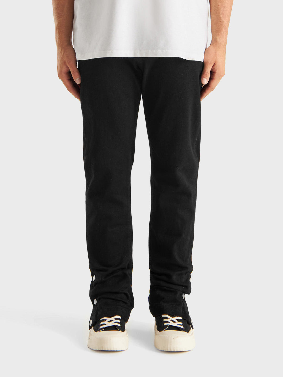 Don’t Waste Culture Cirino Jeans Black – model vooraanzicht