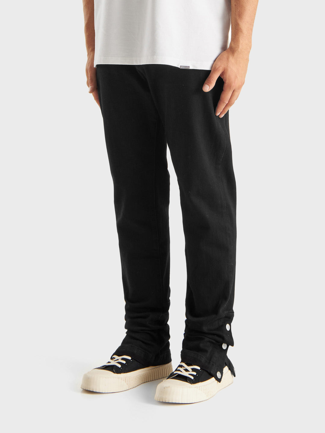 Don’t Waste Culture Cirino Jeans Black – model schuin vooraanzicht