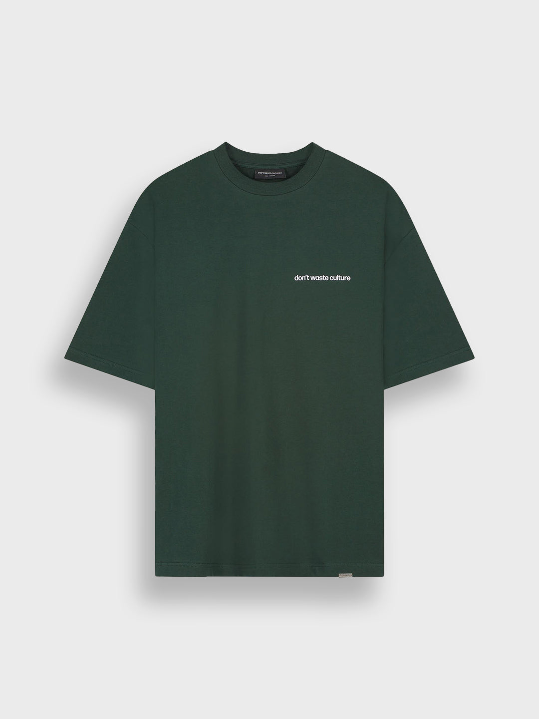 Packshot van Cleo T-shirt Dark Green, voorkant met borstlogo