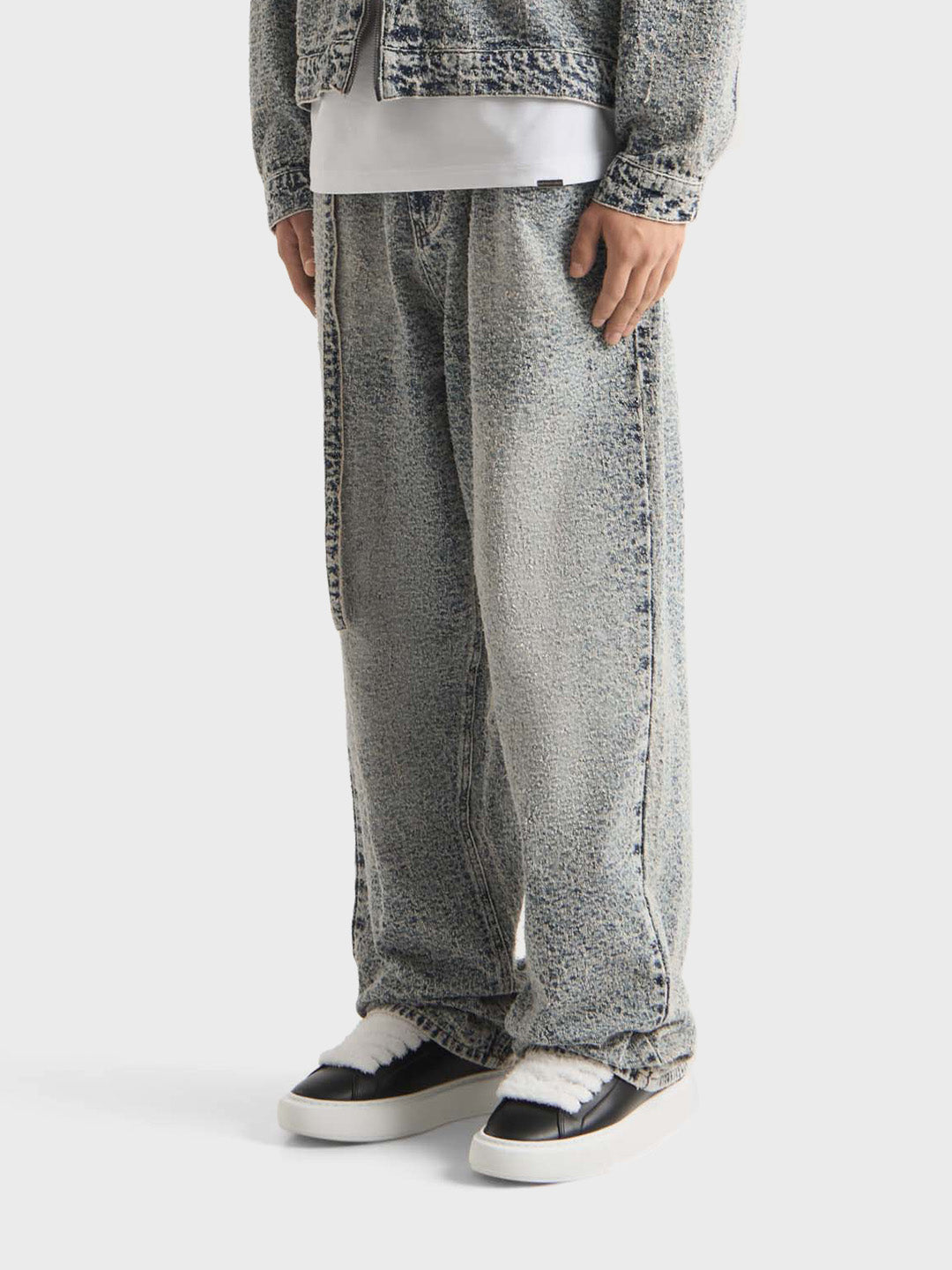 Don’t Waste Culture Corentinel Jeans Mid Blue model schuin voor