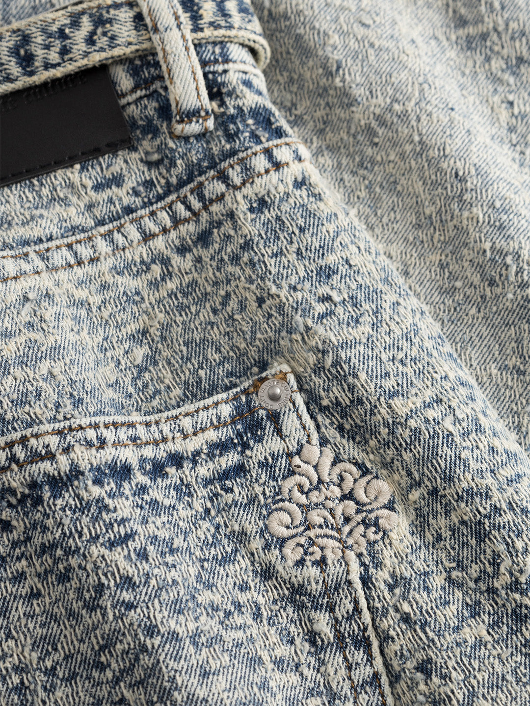 Close-up geborduurd ornament DWC Corentinel Jeans