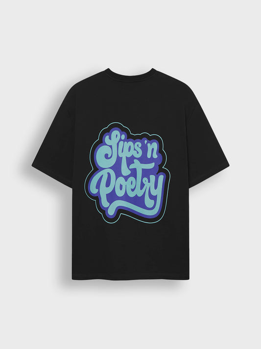 Achterkant van het zwarte Don't Waste Culture Doritha T-Shirt met blauwe Sips 'n Poetry graphic