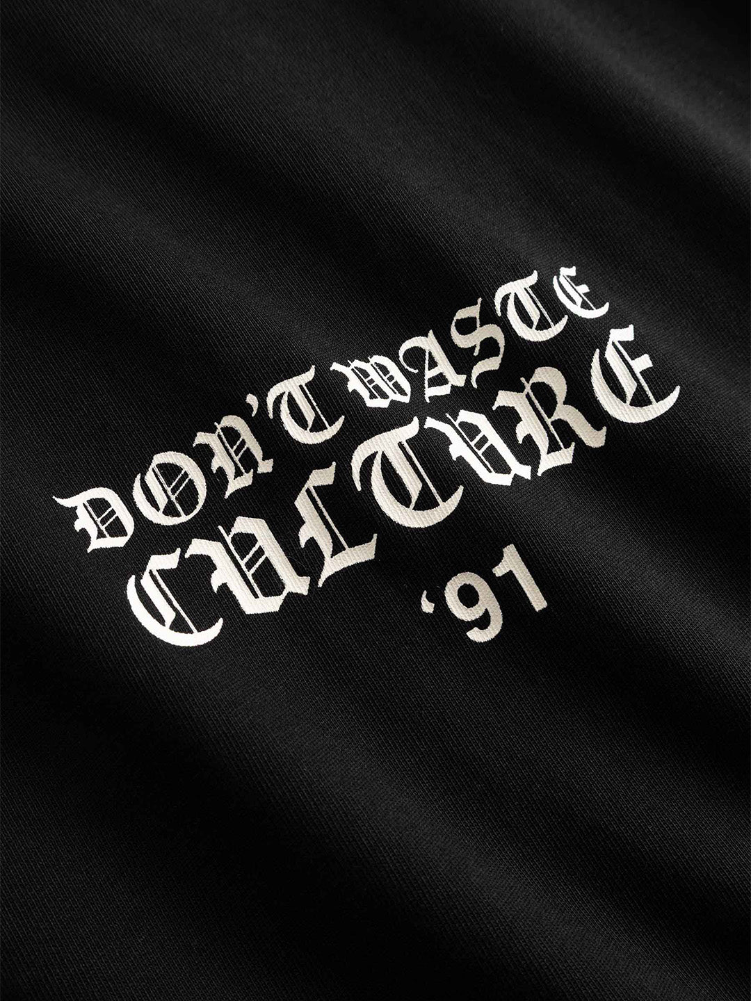 Don't Waste Culture Fina Longsleeve Black – close-up
