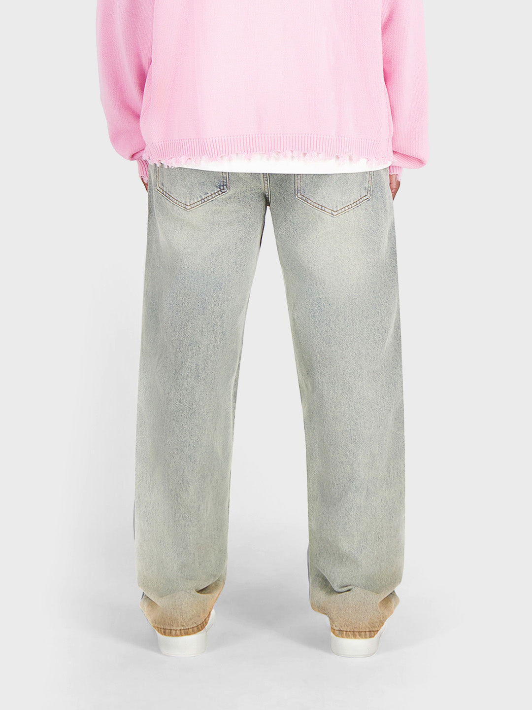 Model draagt Don't Waste Culture Fiorael Jeans - achterkant