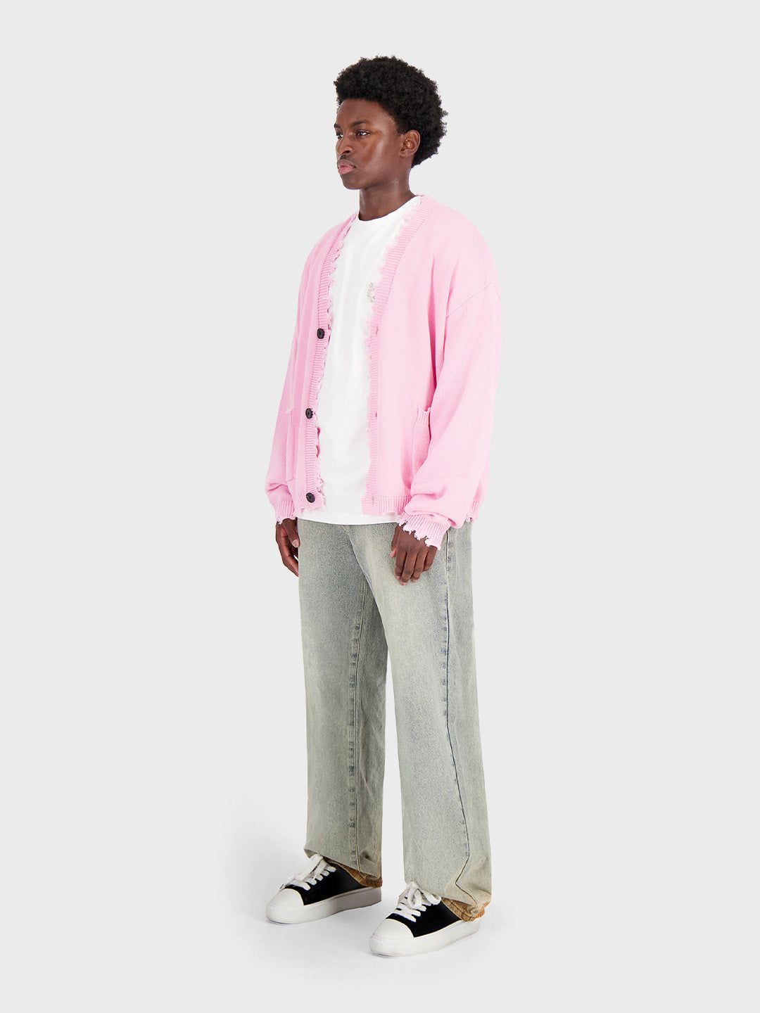 Model draagt Don't Waste Culture Fiorael Jeans - gecombineerd met wit t-shirt en roze vest
