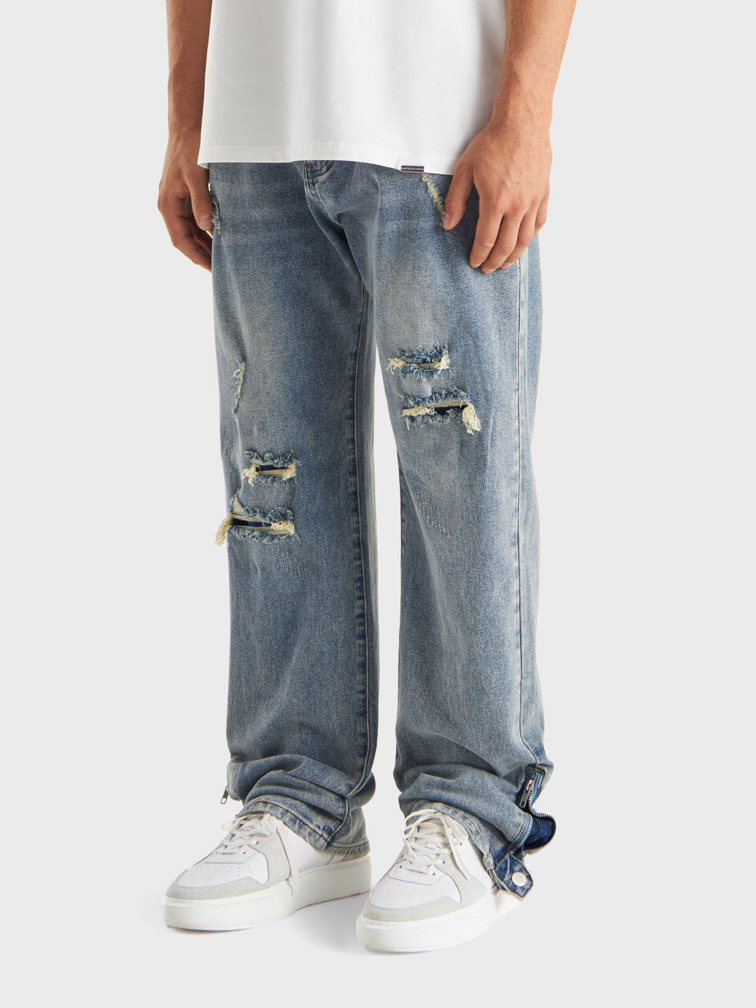 Model draagt de Don’t Waste Culture Gaios Jeans – schuinaanzicht