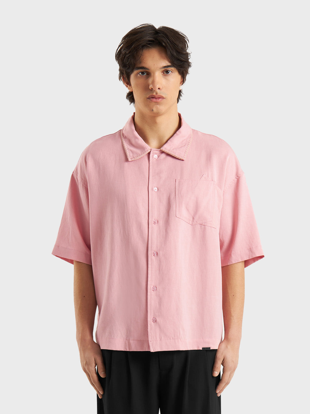 Model draagt DWC Giran Shirt Pink – Vooraanzicht