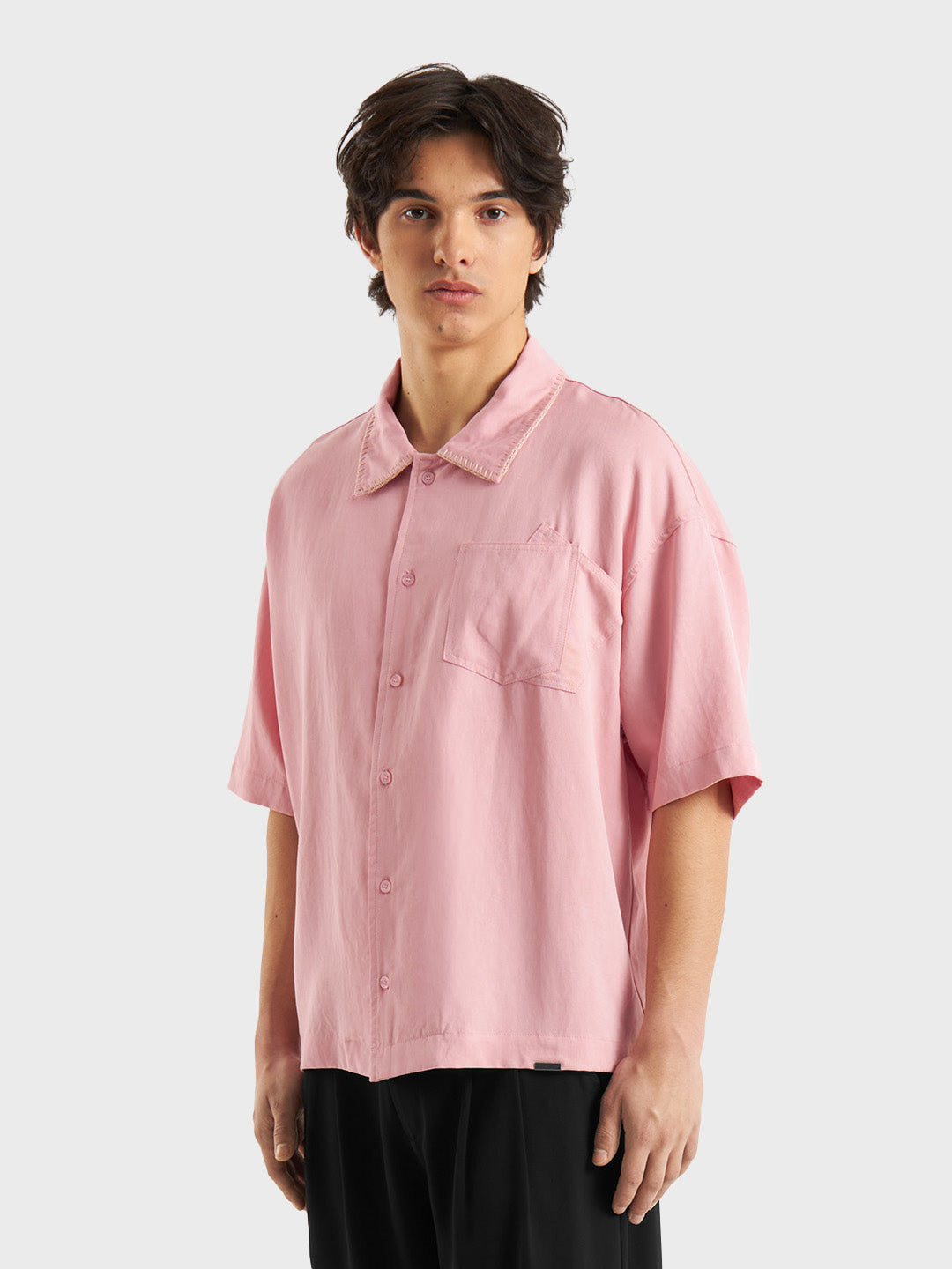 Model met DWC Giran Shirt Pink – Schuin vooraanzicht