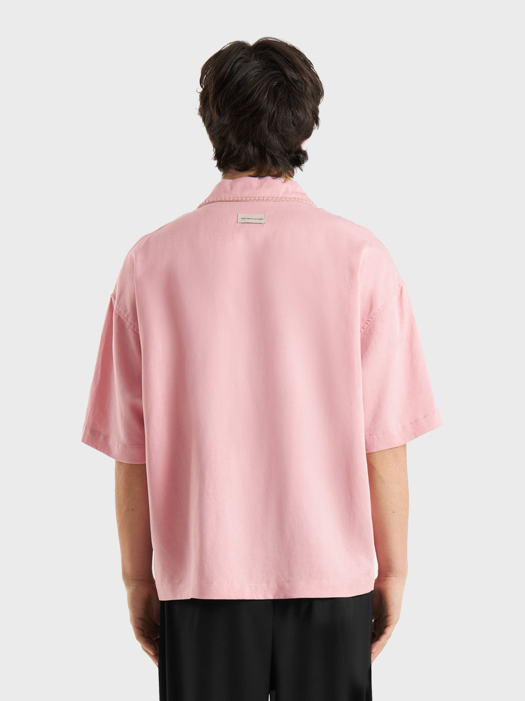Model draagt DWC Giran Shirt Pink – Achteraanzicht