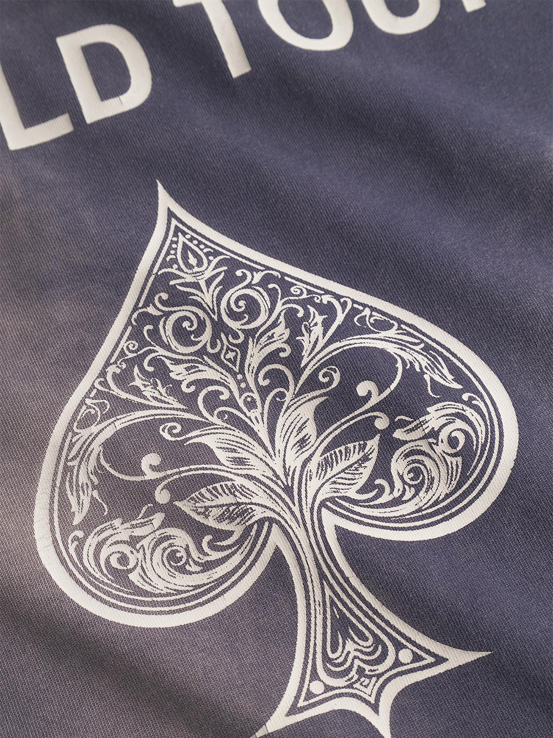 Close-up van de rugprint en vintage wassing op het Islian t-shirt van Don't Waste Culture