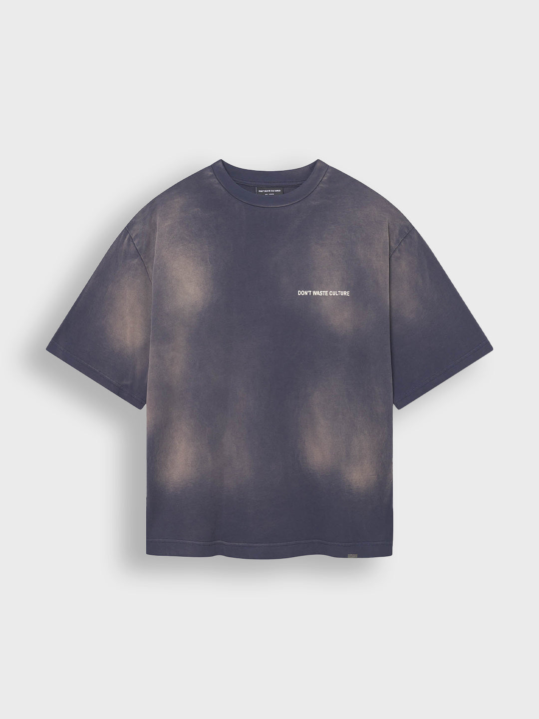 Voorkant van het Don't Waste Culture Islian T-shirt in faded navy met kleine borstprint